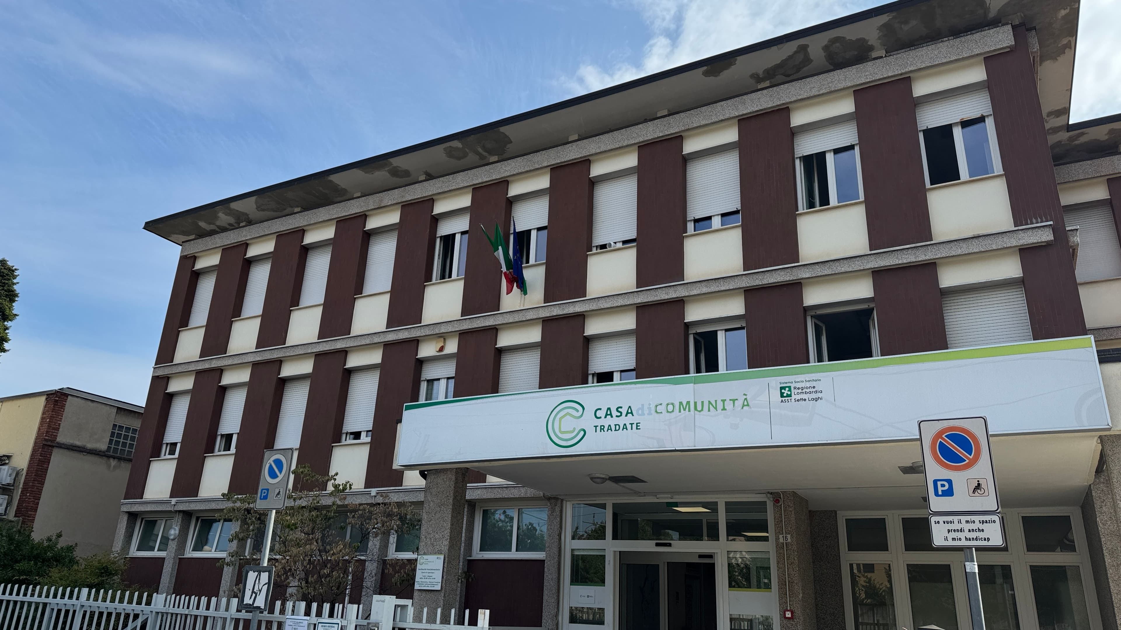 Esterno della Casa di Comunità di Tradate con ingresso principale e insegna identificativa della struttura.”