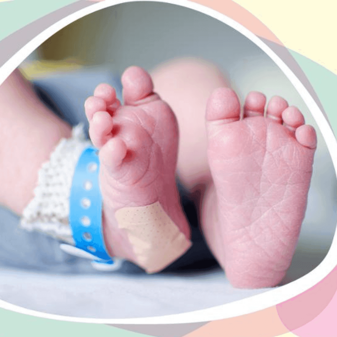Piedini di un neonato con braccialetto identificativo, immagine associata allo screening neonatale.