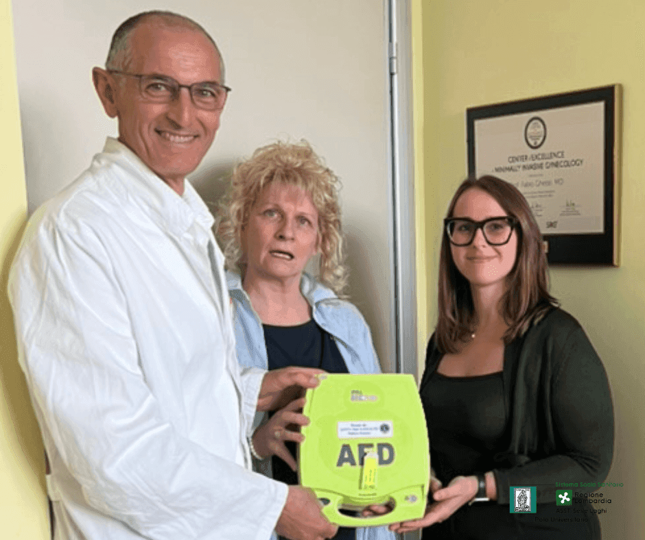 Lions Club Satellite Palazzo Estense dona un defibrillatore alla Ginecologia dell’Ospedale Del Ponte, grazie alla solidarietà del territorio