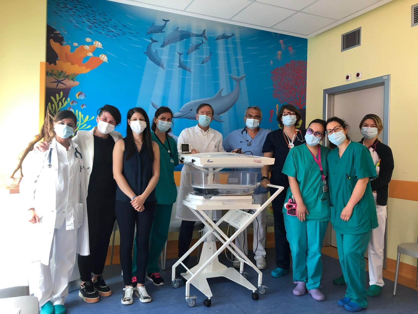 Nel ricordo del piccolo Lyam, donata una superlampada per curare l'ittero neonatale
