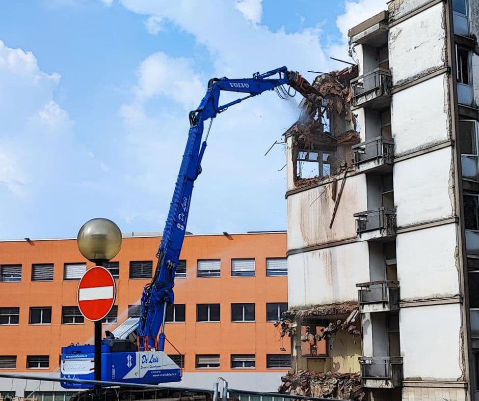 Ex Geriatria: iniziata la fase più evidente dell'abbattimento
